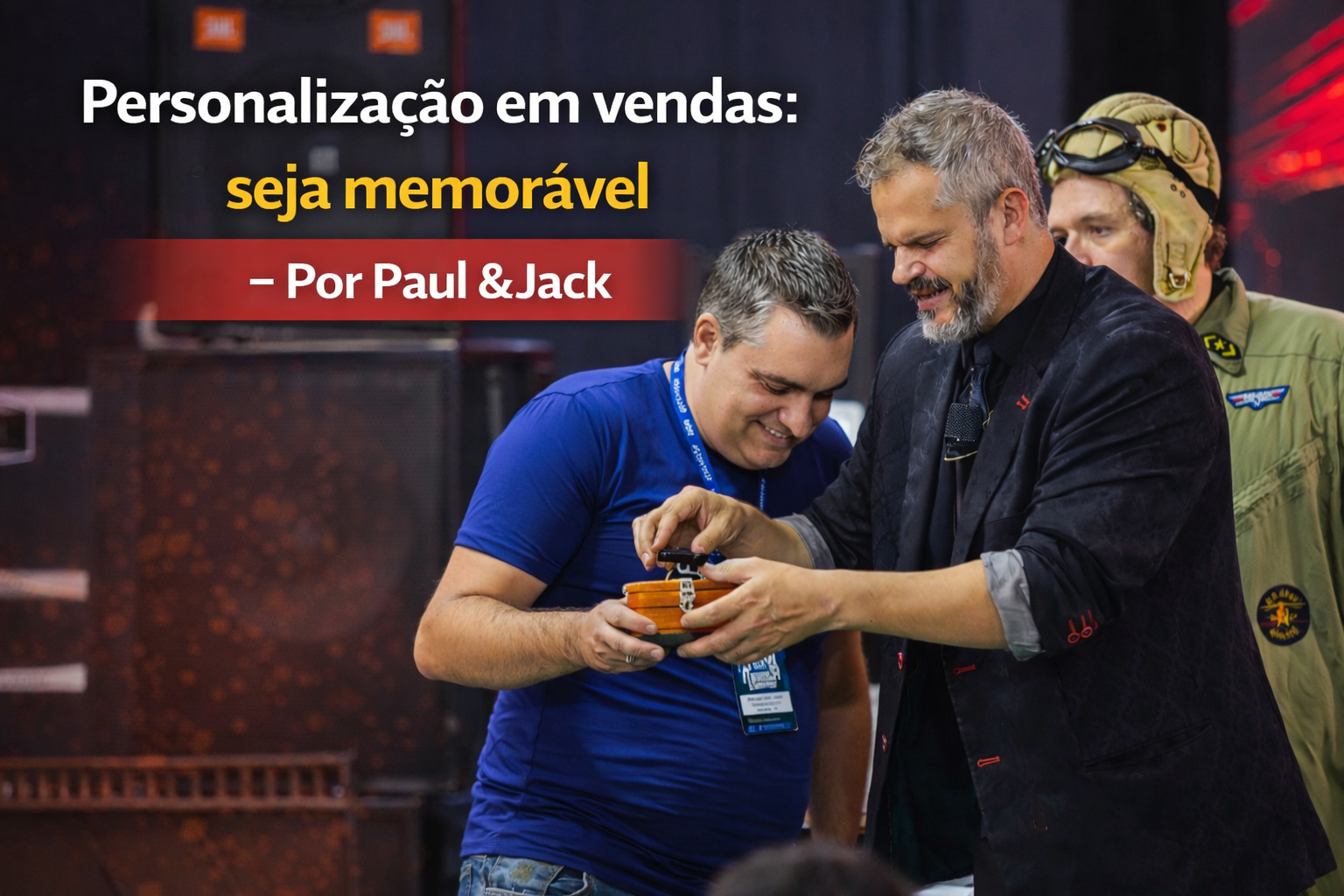 Paul & Jack em demonstração no palco com participante, em arte 16:9 com o título “Personalização em vendas: seja memorável - Por Paul & Jack”.
