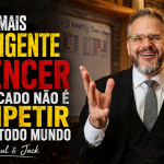 Capa de blog em formato 16:9 mostra Paul em primeiro plano, sorrindo e gesticulando com as mãos abertas, em um ambiente de escritório. À esquerda, o título em destaque diz: “O jeito mais inteligente de vencer no mercado não é competir igual a todo mundo - Por Paul & Jack”.