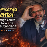 Capa de blog em formato 16:9 mostra Paul dentro de um carro, com a mão na cabeça e expressão de exaustão mental. À esquerda, o título em destaque diz: “Sobrecarga mental: o inimigo oculto do foco e da produtividade - Por Paul & Jack”.