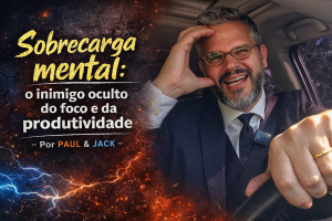 Capa de blog em formato 16:9 mostra Paul dentro de um carro, com a mão na cabeça e expressão de exaustão mental. À esquerda, o título em destaque diz: “Sobrecarga mental: o inimigo oculto do foco e da produtividade - Por Paul & Jack”.