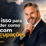 Capa de blog em formato 16:9 mostra Paul em primeiro plano, de terno e gravata laranja, com a mão no queixo e expressão confiante, diante de uma lousa com desenhos de um copo com água e uma neblina. À esquerda, o título em destaque diz: “Faça isso para aprender como lidar com preocupações - Com Paul & Jack”
