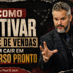 Capa de artigo em formato 16:9, com estilo brutalista e grunge, fundo escuro em preto e vermelho, tipografia grande e desgastada com o título “Como motivar equipe de vendas sem cair em discurso pronto”, assinatura “Por Paul & Jack” e um palestrante em destaque à direita, em pose intensa e expressiva.