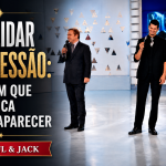 Capa em formato 16:9 com fundo de estúdio de TV. À esquerda, texto em destaque diz “Como lidar com pressão: a hora em que sua mágica precisa aparecer”. À direita, aparecem três figuras no palco: um apresentador de terno com microfone, um mágico sorrindo de roupa preta segurando um objeto pequeno na mão e um manequim vestido de preto com óculos escuros. Na parte inferior, há a assinatura “Por Paul & Jack”.