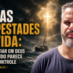 Capa de blog em formato 16:9 mostra Paul em primeiro plano, com expressão séria e confiante, diante de um mar revolto sob tempestade. À esquerda, o título em destaque diz: “Fé nas tempestades da vida: como confiar em Deus quando tudo parece fora de controle - Por Paul & Jack”.