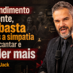 Capa de artigo em formato 16:9 com Paul & Jack em destaque, segurando microfone e apontando para o público, sobre fundo escuro com textura grunge, elementos de atendimento ao cliente e o título “No atendimento ao cliente, não basta apenas a simpatia para encantar e vender mais”.