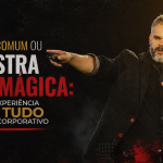 Capa de artigo em formato 16:9 com Paul & Jack em destaque à direita, segurando microfone e apontando para a plateia, sobre fundo escuro com estética grunge. À esquerda, aparece o título “Palestra comum ou palestra com mágica: por que a experiência muda tudo no evento corporativo”.