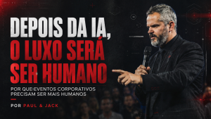 Capa de artigo em formato 16:9 com Paul & Jack segurando microfone em um palco corporativo, com visual escuro e grunge. À esquerda, aparece o título “Depois da IA, o luxo será ser humano”, com subtítulo sobre eventos corporativos mais humanos.