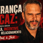 Capa 16:9 em estilo grunge vermelho e preto, com palestrante em destaque e o título “Liderança eficaz: como equilibrar cobrança, incentivo, tarefa e relacionamento”.