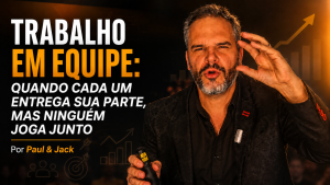 Capa de artigo em formato 16:9 com palestrante em destaque no palco, em ambiente corporativo, visual forte e profissional. Na imagem, aparece o título: “Trabalho em equipe: quando cada um entrega sua parte, mas ninguém joga junto” e a assinatura “Por Paul & Jack”