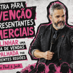 Palestrante em convenção de representantes comerciais, com mapa do Brasil e elementos que simbolizam diferentes regiões de vendas.