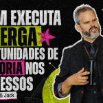 Palestrante em traje preto na capa do artigo “Quem executa enxerga oportunidades de melhoria nos processos”, com design grunge em preto, rosa e verde