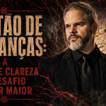 alestrante em cena com estética grunge em preto, branco e rosa, ilustrando o tema gestão de mudanças e a importância da clareza para reduzir a percepção de dificuldade