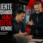 Capa 16:9 de artigo com um palestrante de terno preto observando uma conversa entre um vendedor e uma cliente em uma mesa de reunião, com o título “Seu cliente percebe quando você não acredita no que vende”.