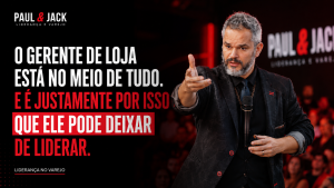 Paul em palestra sobre liderança no varejo, ao lado do título “O gerente de loja está no meio de tudo. E é justamente por isso que ele pode deixar de liderar.”