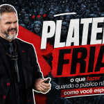 Capa 16:9 com um palestrante de terno preto em primeiro plano, diante de uma plateia fria e congelada sob neve caindo, com o título “Plateia fria: o que fazer quando o público não reage como você esperava”.