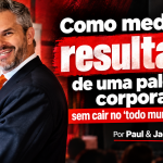 Capa de artigo em formato 16:9 com design em vermelho, preto e branco. À esquerda, um homem de terno escuro e gravata laranja sorri enquanto aponta para um quadro com gráfico de barras e a marca “5%”. À direita, em tipografia grande, aparece o título: “Como medir o resultado de uma palestra corporativa sem cair no ‘todo mundo gostou’?” e, abaixo, “Por Paul & Jack”. Ao fundo, há textura escura e silhuetas de plateia.
