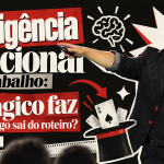 Paul & Jack em capa sobre inteligência emocional no trabalho, com Paul no palco apontando enquanto segura um microfone.