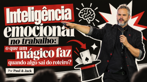 Paul & Jack em capa sobre inteligência emocional no trabalho, com Paul no palco apontando enquanto segura um microfone.