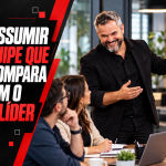 Paul, vestido de preto, conversa com uma equipe ao lado de um quadro de planejamento.