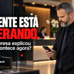 Paul & Jack olhando o celular em uma recepção, ao lado do título “O cliente está esperando. Sua empresa explicou o que acontece agora?”