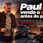 Paul, do Paul & Jack, ao lado de uma motocicleta e de um capacete ASX City SV em uma estrada ao pôr do sol, em capa sobre estratégia de vendas no TikTok Shop.