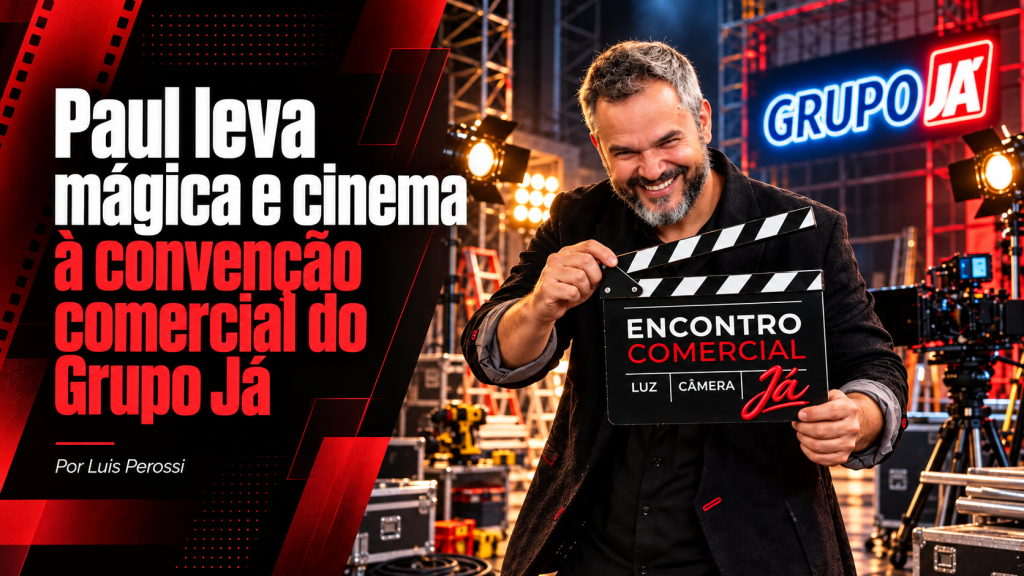 Paul segura uma claquete em capa sobre sua palestra na convenção comercial do Grupo Já