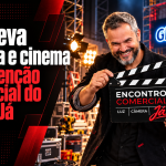 Paul segura uma claquete em capa sobre sua palestra na convenção comercial do Grupo Já